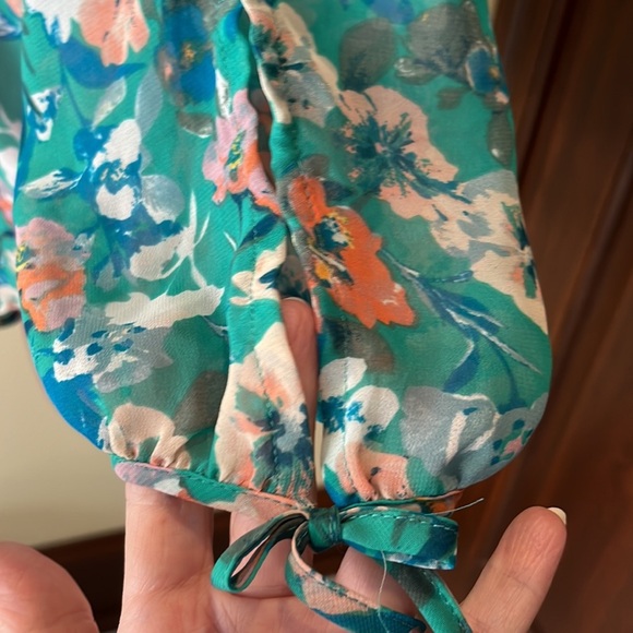 LC Lauren Conrad  Top  blouse, V-neck&back floral Light green peach blue Size XS - Picture 7 of 9
